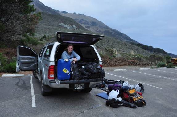 Rearrumação da bagagem antes da viagem para o Havaí (no estacionamento do nosso hotel no Big Sur, ao sul de Carmel, na costa da Califórnia, nos Estados Unidos)
